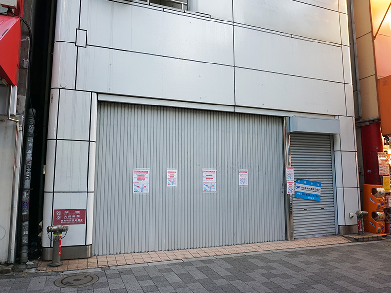 万世橋交差点近くで主にキャリーバッグを販売していた店が移転