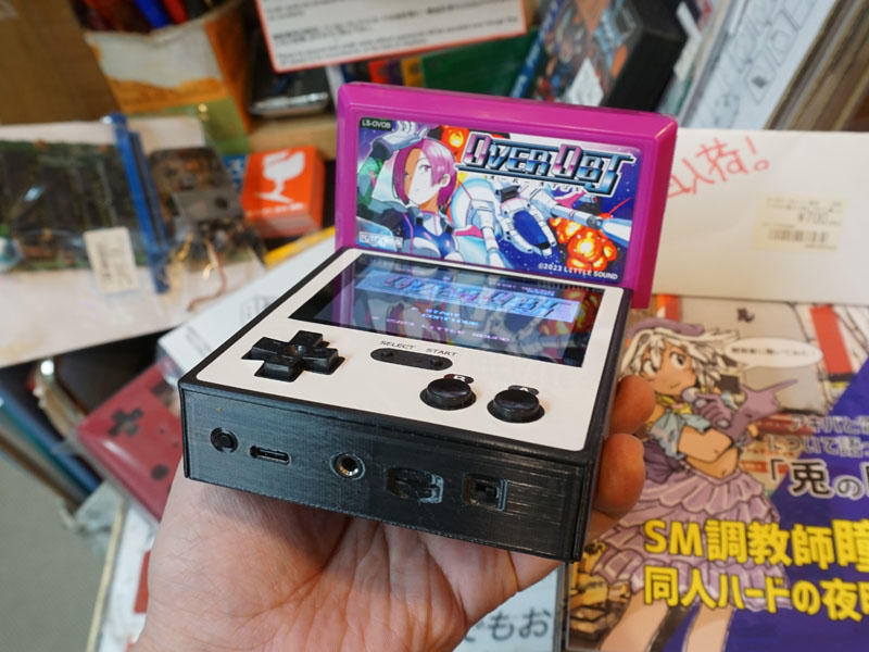 ボリュームつまみや電源/リセットボタンなどを装備