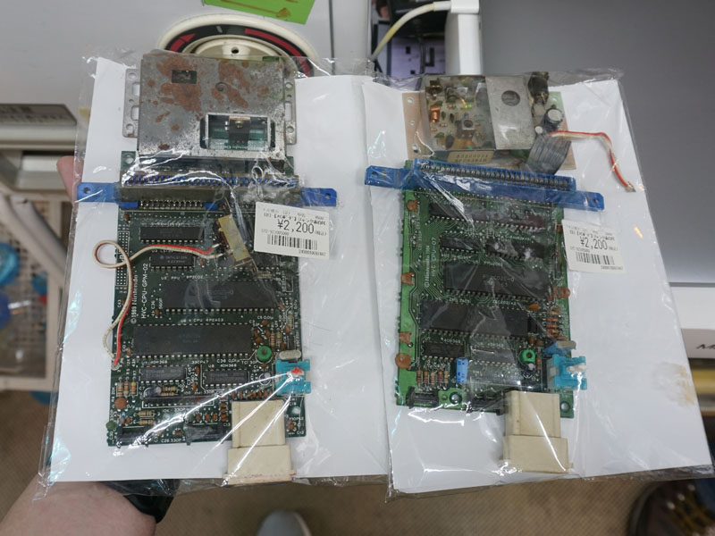 別売りのファミコン基板(右が前期型、左が後期型)