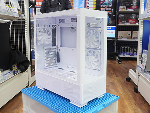 フロント・サイドにガラスパネルを備えたATXケース「SKY TWO」が