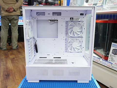 フロント・サイドにガラスパネルを備えたATXケース「SKY TWO」が