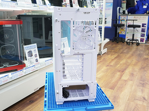 フロント・サイドにガラスパネルを備えたATXケース「SKY TWO」が