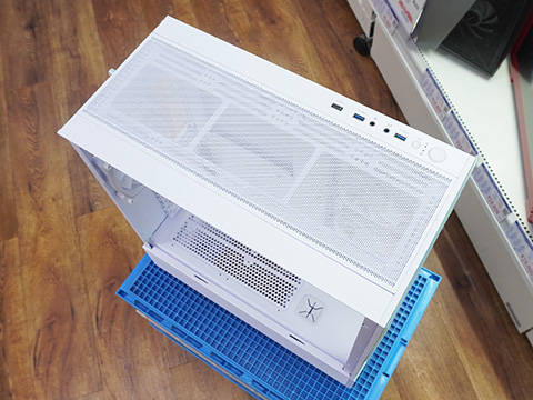 フロント・サイドにガラスパネルを備えたATXケース「SKY TWO」が