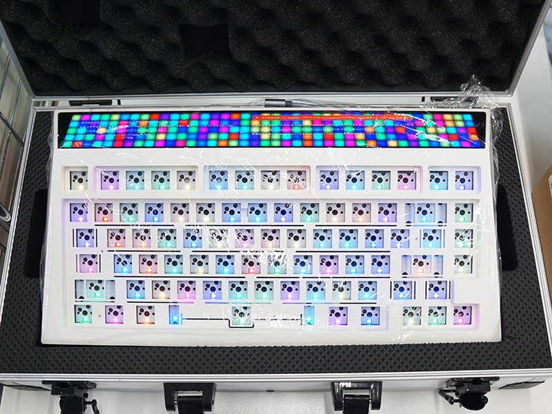 <a href="https://akiba-pc.watch.impress.co.jp/docs/news/news/1403434.html" class="deliver_inner_content i">ド派手な75％キーボード自作キット「CYBERBOARD R3」</a>