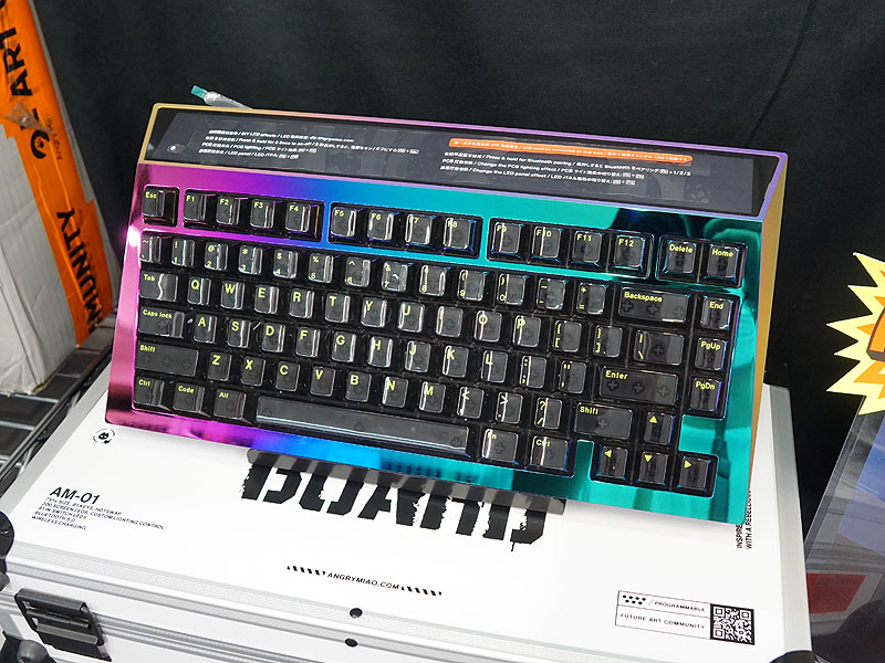 <a href="https://akiba-pc.watch.impress.co.jp/docs/news/news/1444175.html" class="deliver_inner_content i">カラーディスプレイを備えた75％キーボードキット「CYBERBOARD R2 Le Smoking」</a>