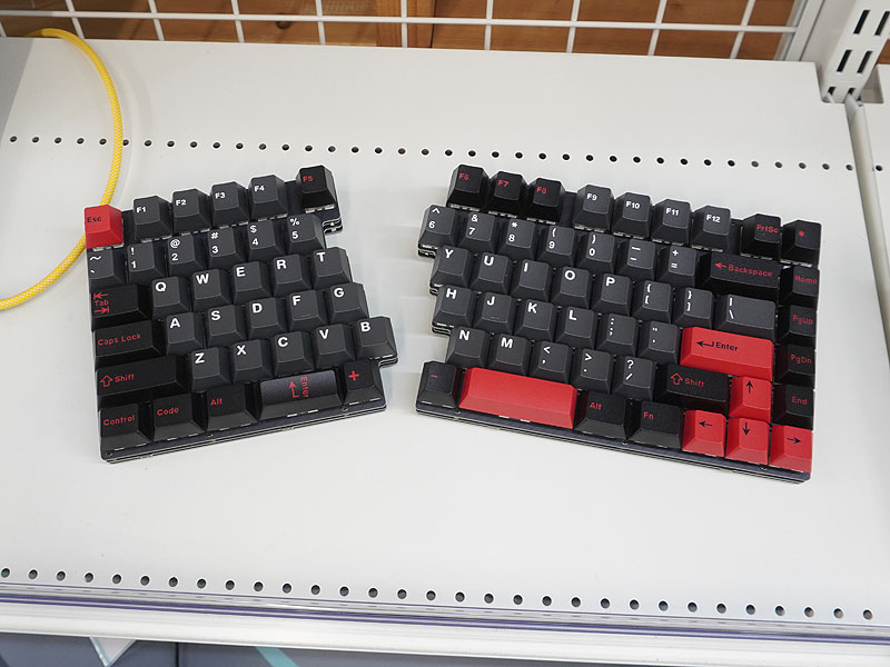 <a href="https://akiba-pc.watch.impress.co.jp/docs/news/news/1476050.html" class="deliver_inner_content i">85キーの左右分割キーボード自作キット「7sPlus」</a>