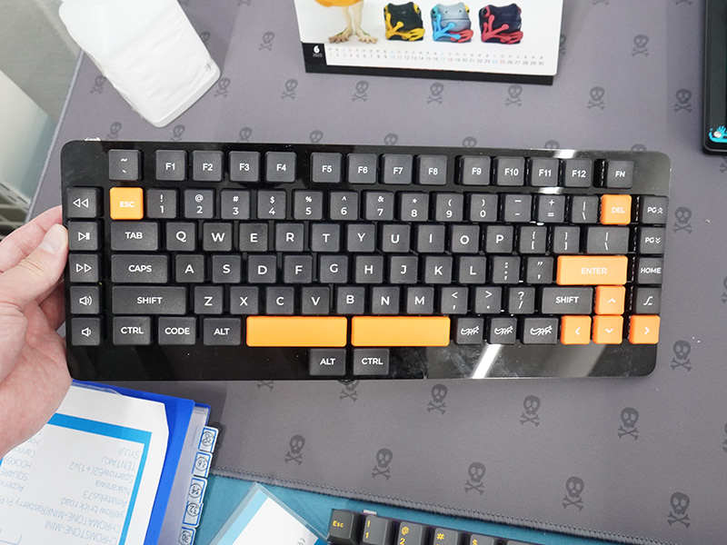<a href="https://akiba-pc.watch.impress.co.jp/docs/news/news/1507668.html" class="deliver_inner_content i">ゲーム向けのキーボード自作キット「ALIEN88」</a>