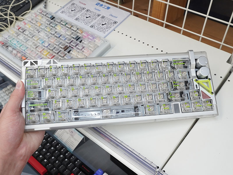 <a href="https://akiba-pc.watch.impress.co.jp/docs/news/news/1488422.html" class="deliver_inner_content i">アルミ削り出し+透明外装の自作キーボードキット「New Retro#66」</a>