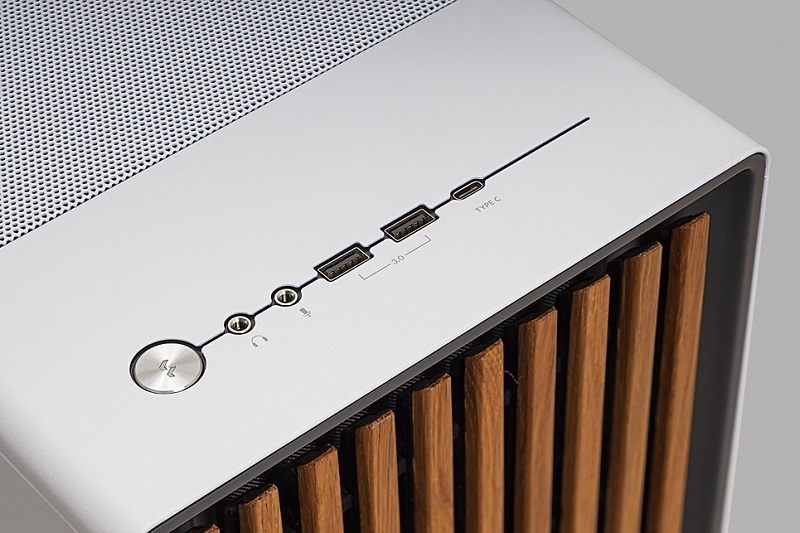 天板の手前にフロントポートを装備する。電源ボタンも含め、1本のスリットに沿って配置された美しいデザインだ