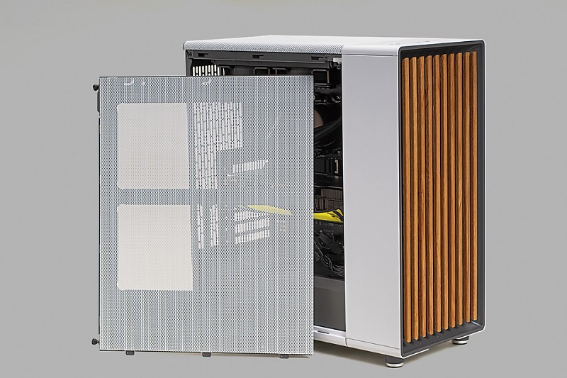 左側板はメッシュ構造になっている。側面に取り付けられる追加のファンマウンタの効果を高めるためだろう