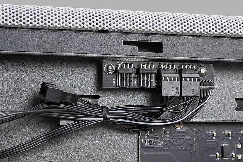 マザーボードベース裏面の上部に、4基までのファンを接続してまとめて制御できるファンハブを装備する