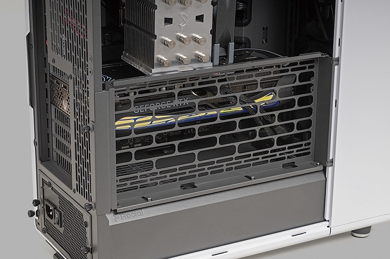 大型空冷CPUクーラーを利用する場合は、付属のファンマウンタは下部に取り付ける。上部や中央部分にも取り付け用のフックとネジ穴がある