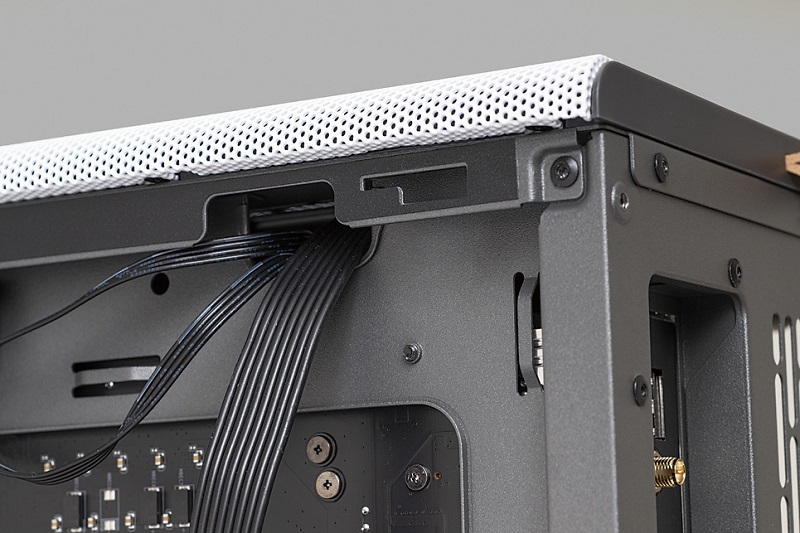 ケーブルをマザーボードベース裏面に引き出す穴が、背面近くに一つしかない。多数のケーブルを利用する簡易水冷型CPUクーラーではケーブルの引き回しにやや苦労する