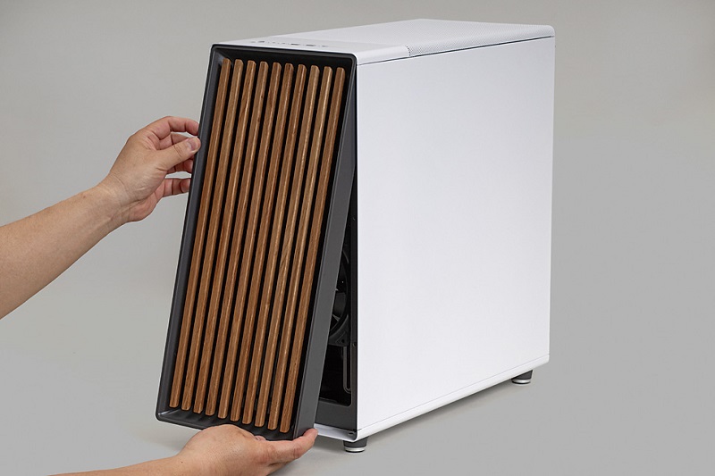 下部に手をかけて軽く引っ張ると、前面パネルと防塵フィルタ部分が簡単に外れる。同社のTorrentシリーズとよく似た構造だ