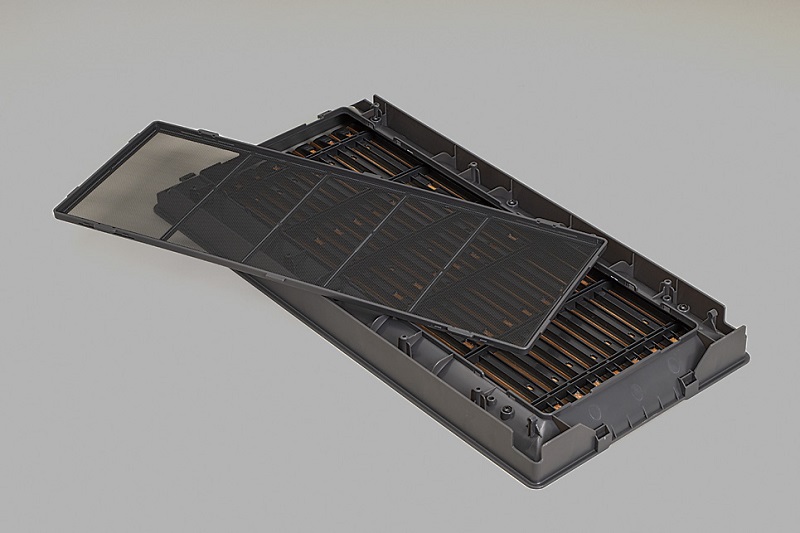 前面パネルの裏側には防塵フィルタがある。フィルタ部分だけを取り出して清掃するのも簡単だ