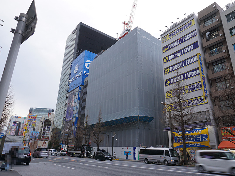 中央通り沿い、ドン・キホーテ向かいのビル