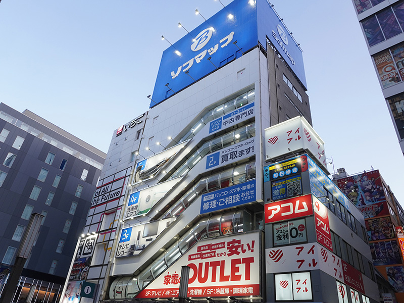 ソフマップAKIBA 駅前館5Fの垂れ幕が破損(16日撮影)