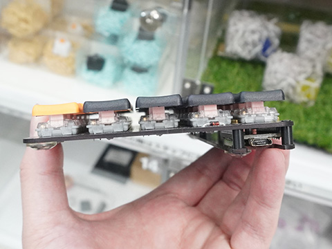 親指活用の分離式自作キーボード「Hatsukey70」が遊舎工房に入荷