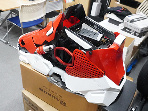 巨大スニーカー型PCケース「Sneaker X」採用ゲーミングPCが出荷