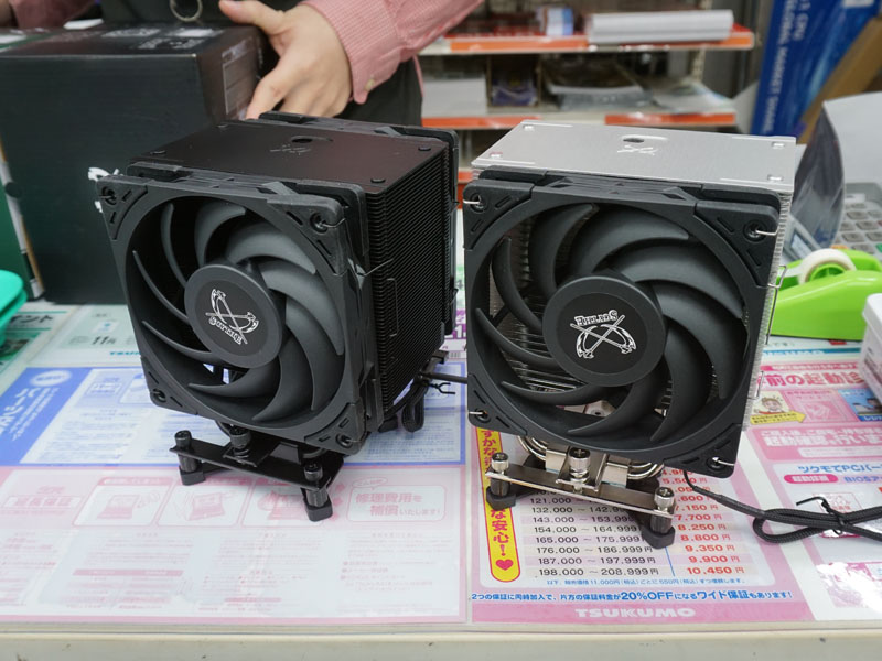 MUGEN6 BLACK EDITION(写真左)とMUGEN6