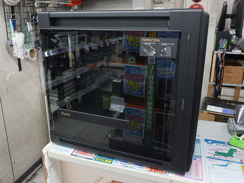 側面にガラスパネルを装備