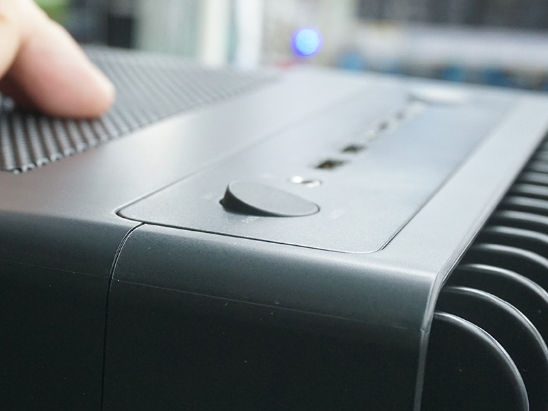 ファン速度制御ボタン。平形ではないユニークな形状