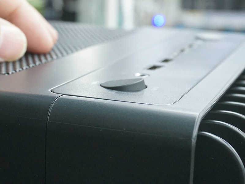 ファン速度制御ボタン。平形ではないユニークな形状