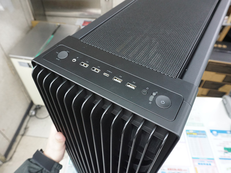 右側の電源ボタンにはロック機構あり