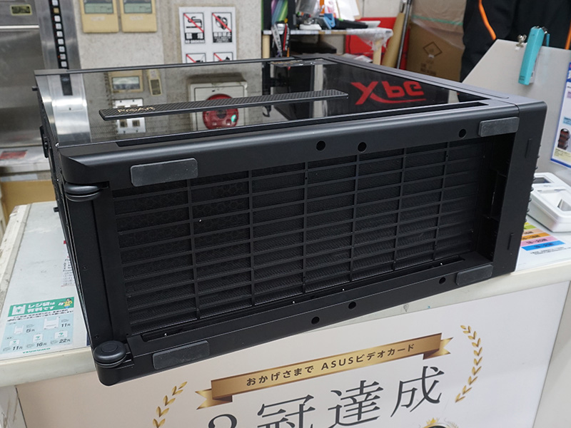 底面後方にキャスターを2基装備