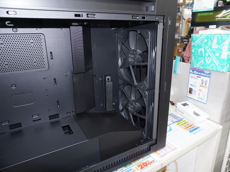 前面に200mmファンを2基搭載