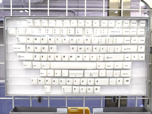 黒と白を基調としたシンプルなキーキャップ、黒字/白刻印と白地/黒刻印