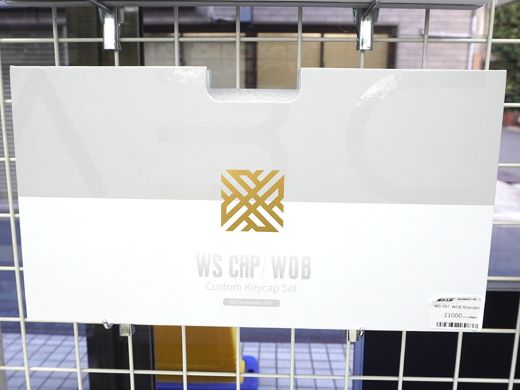 黒と白を基調としたシンプルなキーキャップ、黒字/白刻印と白地/黒刻印