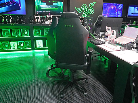 ランバーサーポートがさらに自由に動くゲーミングチェア「Razer Iskur 