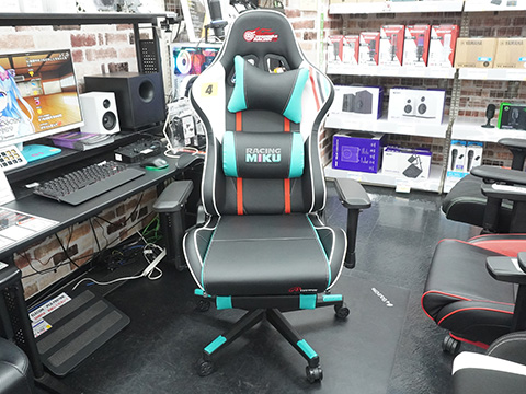 レーシングミク2023 Ver.」のゲーミングチェアがTSUKUMOで展示スタート