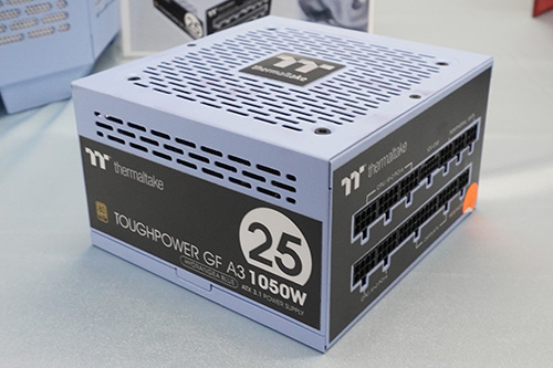 八角柱型の“魅せる”PCケースやあじさいカラーモデルなど発売前製品を