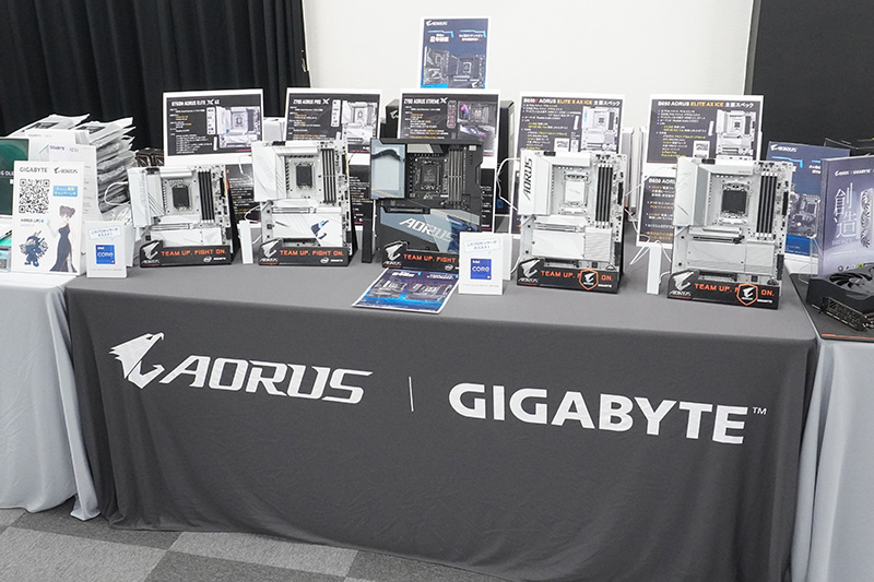 GIGABYTEの展示コーナーには水冷クーラーのほか、ビデオカードやマザーボード、ノートPCが展示されていました
