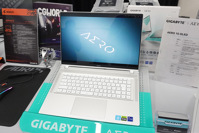 GIGABYTEの展示コーナーには水冷クーラーのほか、ビデオカードやマザーボード、ノートPCが展示されていました