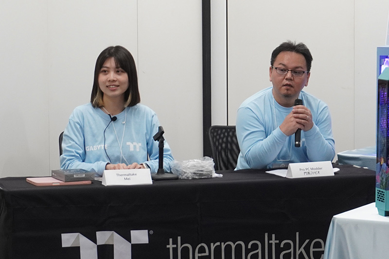 ThermaltakeのMei氏（左）と門馬ファビオ氏（右）