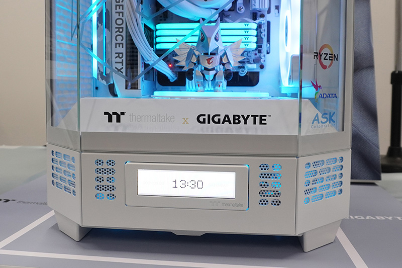 システム情報をリアルタイム表示できる「LCD Panel Kit for The Tower 300」も搭載