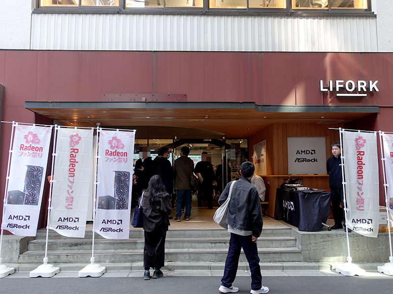開場から各セッションの立ち見参加が途切れない盛況ぶり