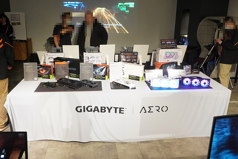 ビデオカードやマザーボード、未発売の水冷クーラーなど自作PCパーツも多数展示