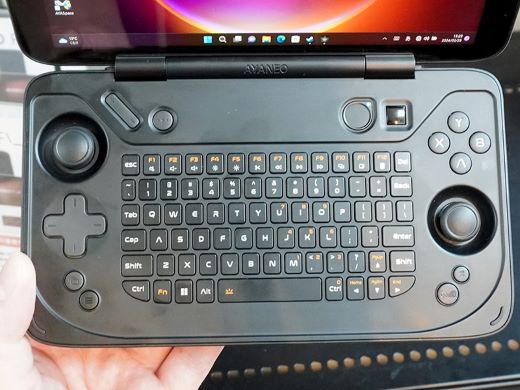 Nintendo DS風のゲーミングPC「AYANEO Flip DS」の予約開始、31日まで
