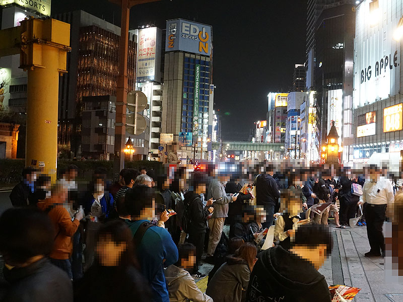 店頭には多くのファンが集まる