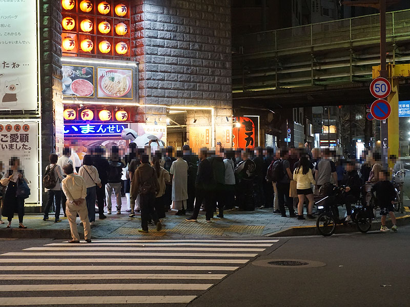 店頭には多くのファンが集まる