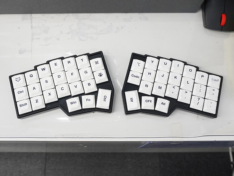 写真のモデルは「Corne V4 Chocolate」