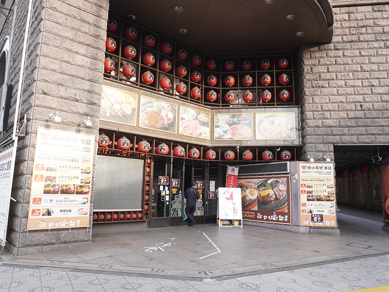 閉店した<a href="https://akiba-pc.watch.impress.co.jp/docs/news/news/1580547.html" class="deliver_inner_content i">肉の万世 秋葉原本店</a>(4月2日撮影)
