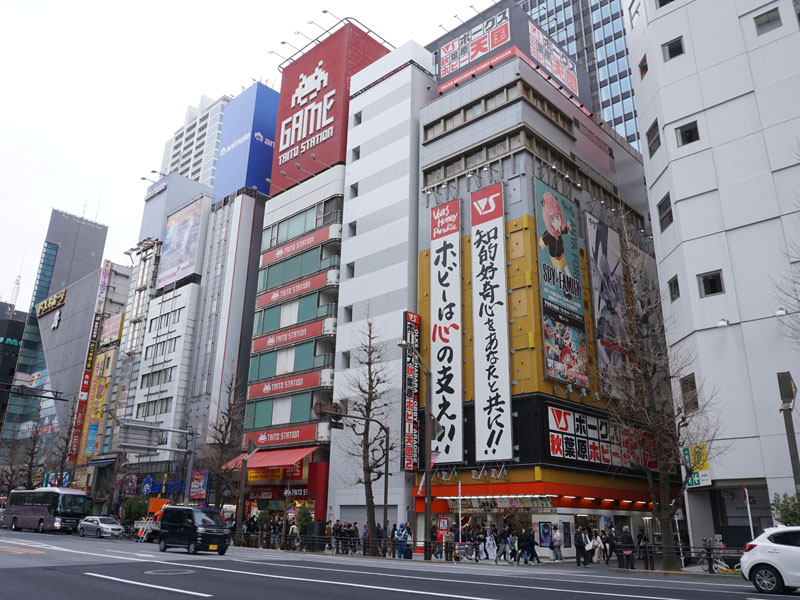 トレーダーの<a href="http://www.e-trader.jp/event/trader_new01.html" class="deliver_inner_content i">新店舗</a>(中央の白いビル)