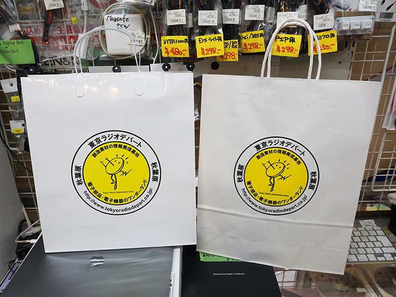 左が新しいショッピングバッグ、右が従来のもの