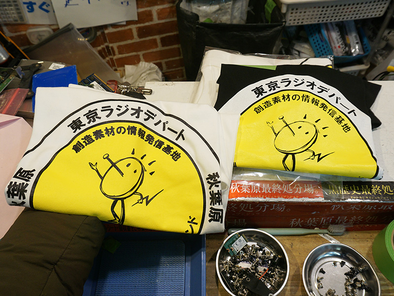 色は黒と白の2種類