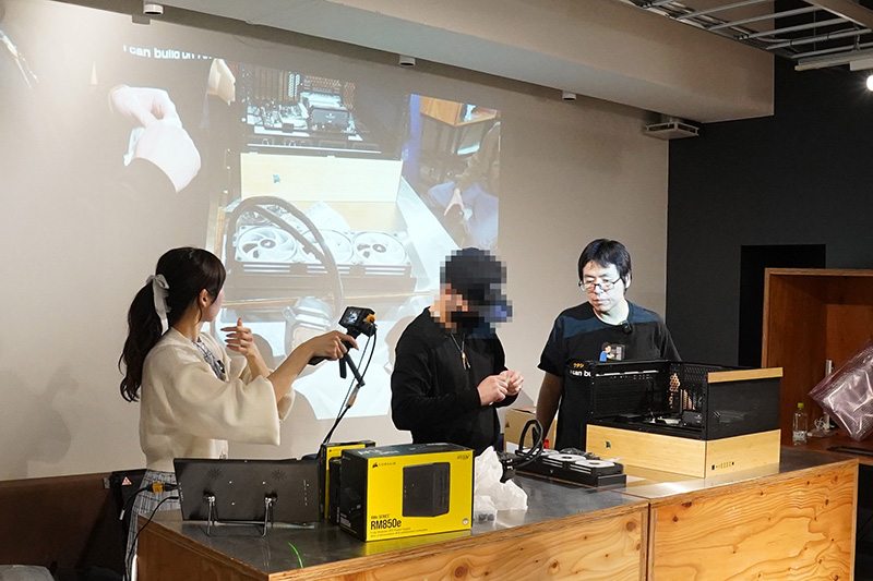 メモリや水冷クーラーの取り付け体験を行う参加者たち